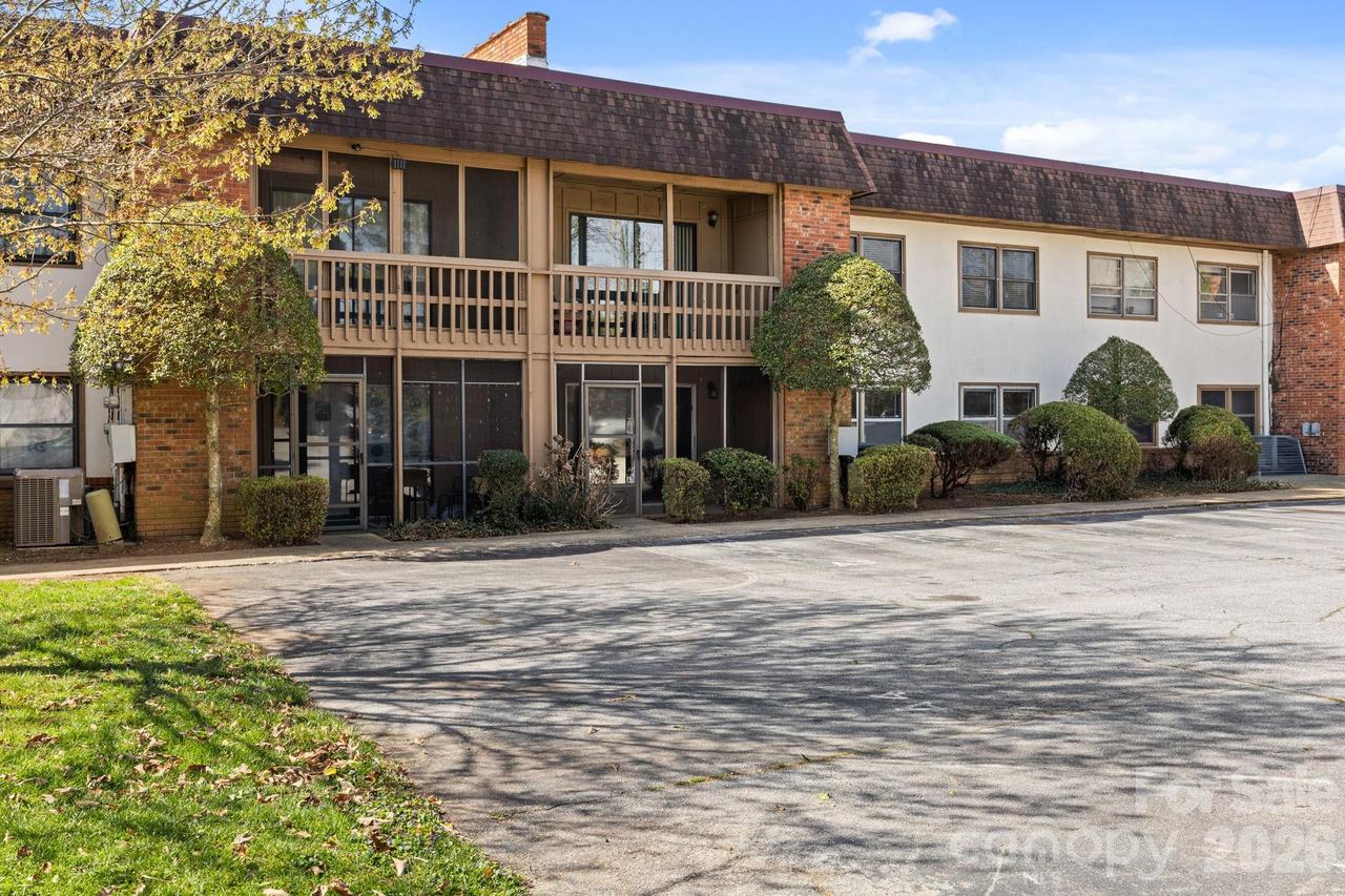 427 6th Ave. #A11, Hendersonville, NC 28739