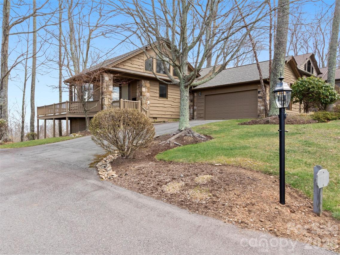 2163 Mountain Air Dr., Burnsville, NC 28714