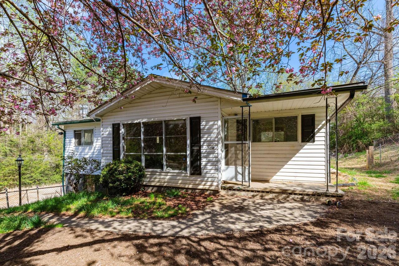 135 Sardis Dr., Asheville, NC 28806