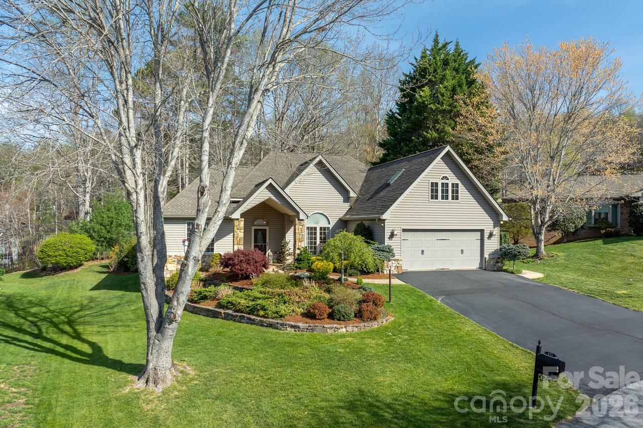 113 Fairway Knoll Dr., Hendersonville, NC 28739