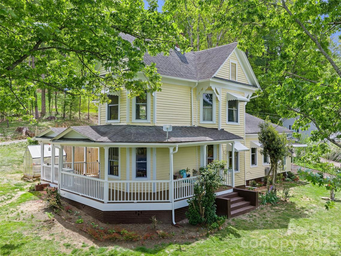 309 Hillside Dr., Burnsville, NC 28714