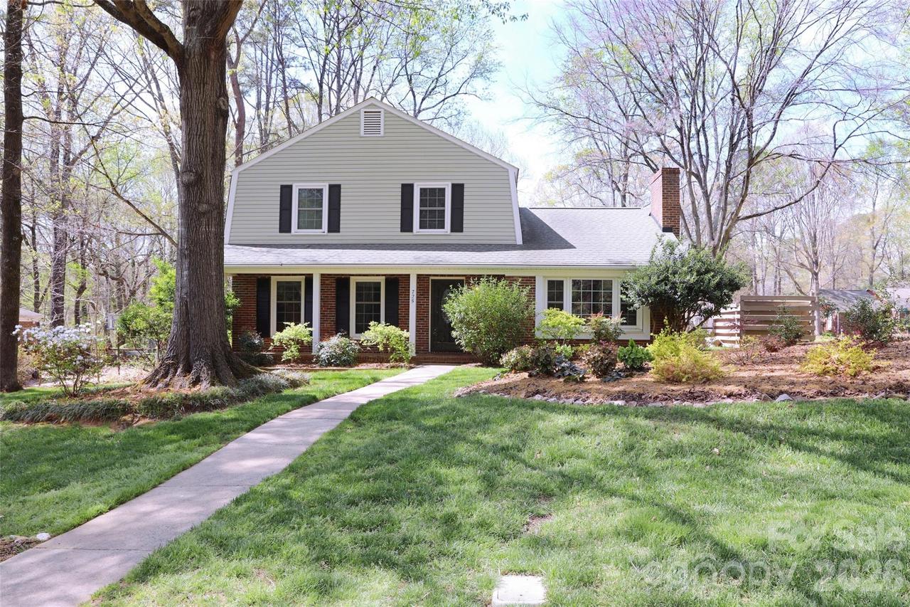 725 Bethune Pl., Matthews, NC 28105