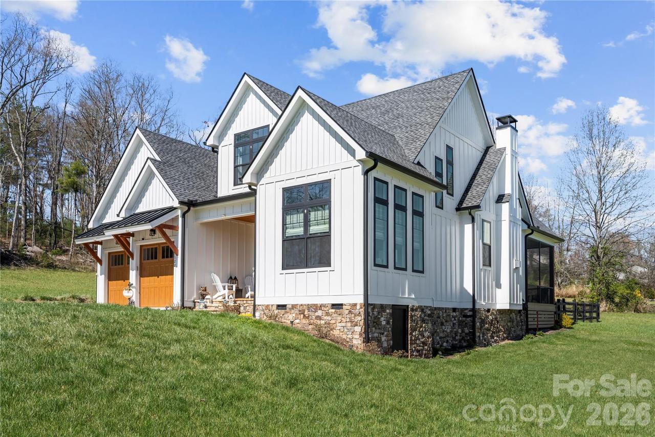 122 Wintercress Dr., Mills River, NC 28759