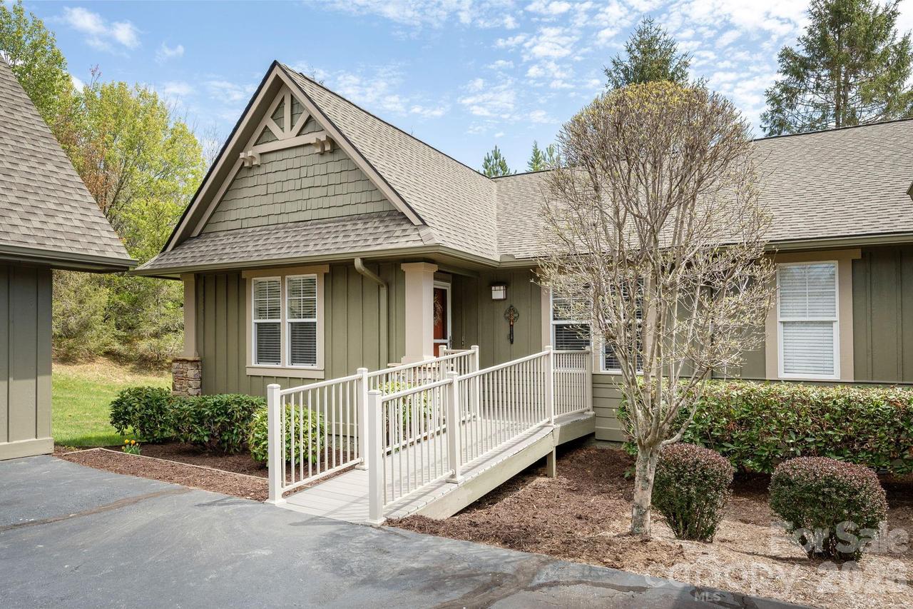 501 Fox Den Ct., Hendersonville, NC 28792