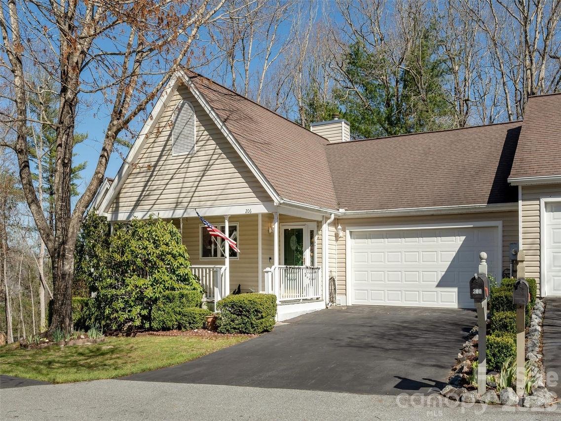 206 Black Oak Ln., Hendersonville, NC 28791
