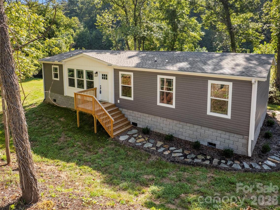 2095 Emmas Grove Rd., Fairview, NC 28730