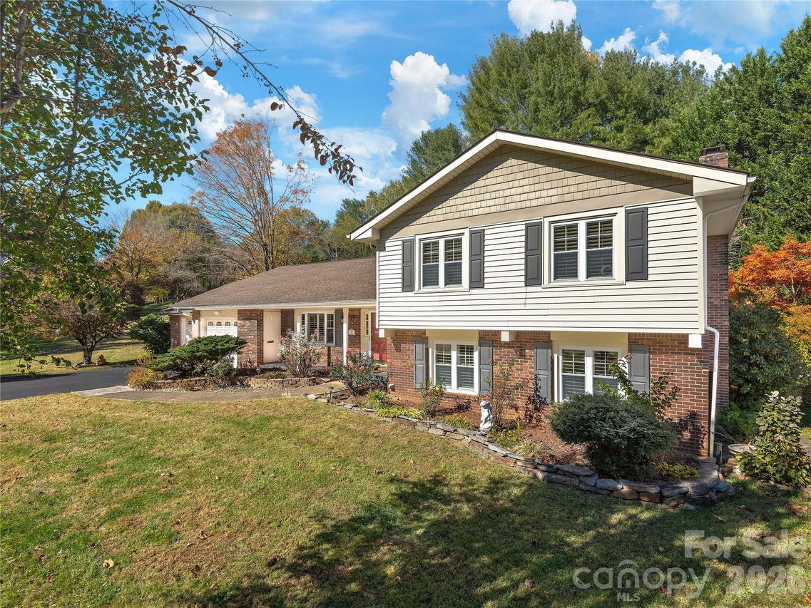 142 Twin Lakes Dr., Candler, NC 28715