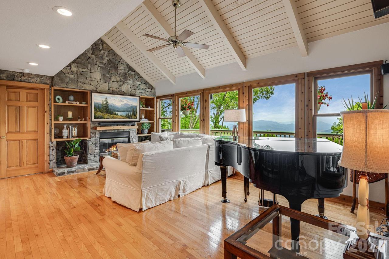 61 Ivy Ridge Rd., Burnsville, NC 28714