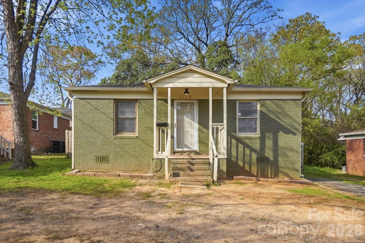 1716 Catherine Simmons Ave., Charlotte, NC 28216