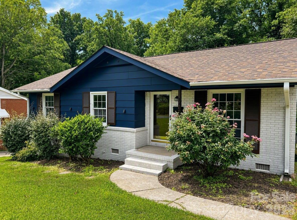 1423 Chelveston Dr., Charlotte, NC 28208
