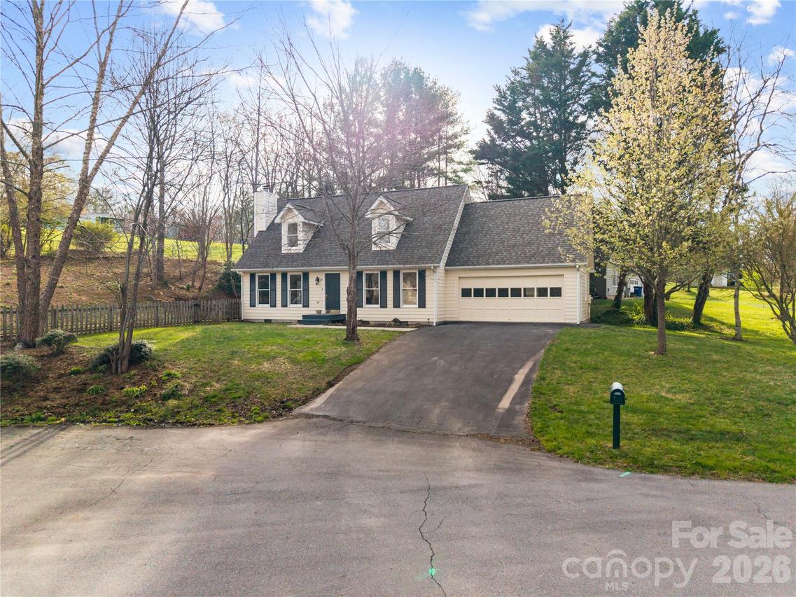 10 Orchard Pl., Weaverville, NC 28787