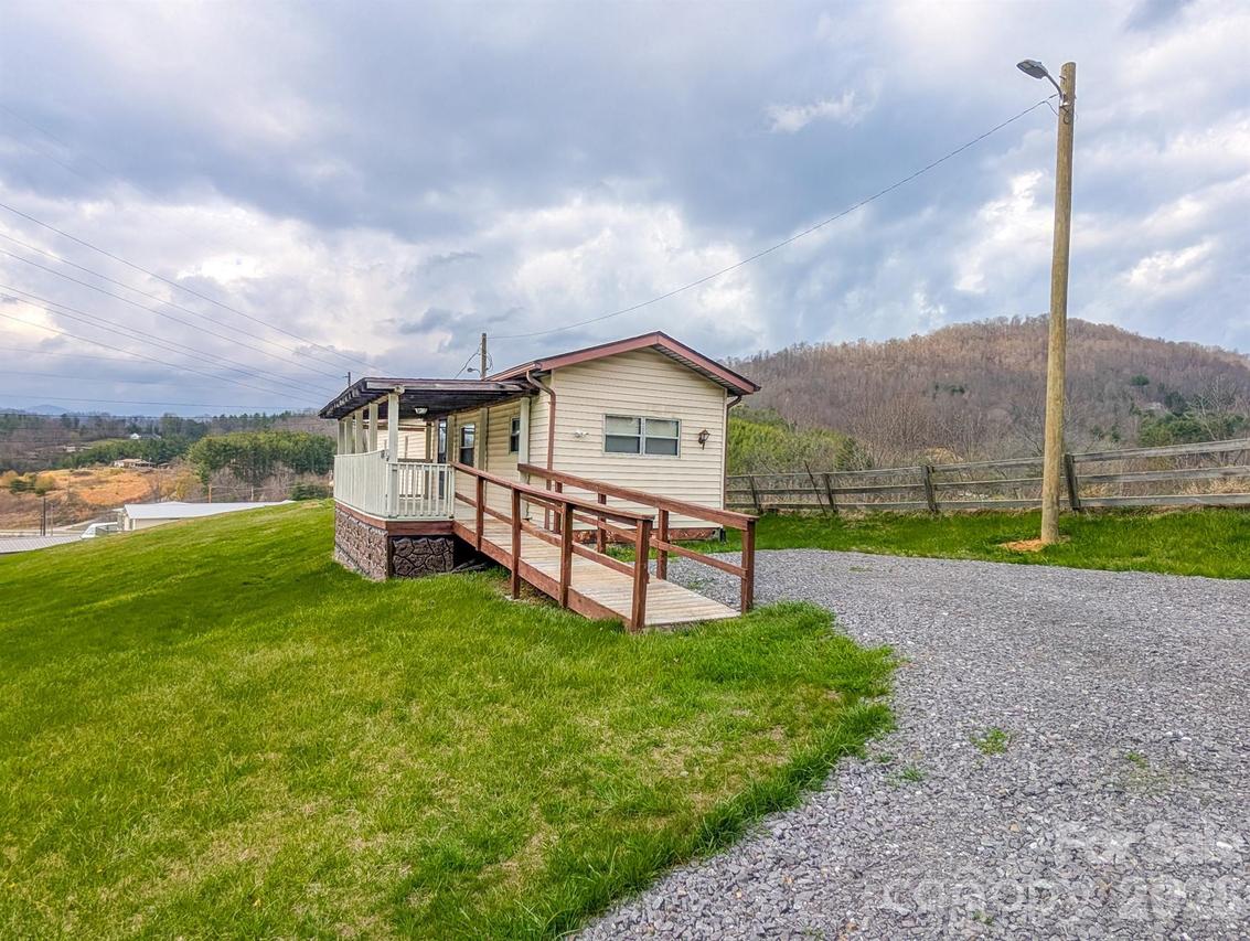 107 Mockingbird Ln., Burnsville, NC 28714