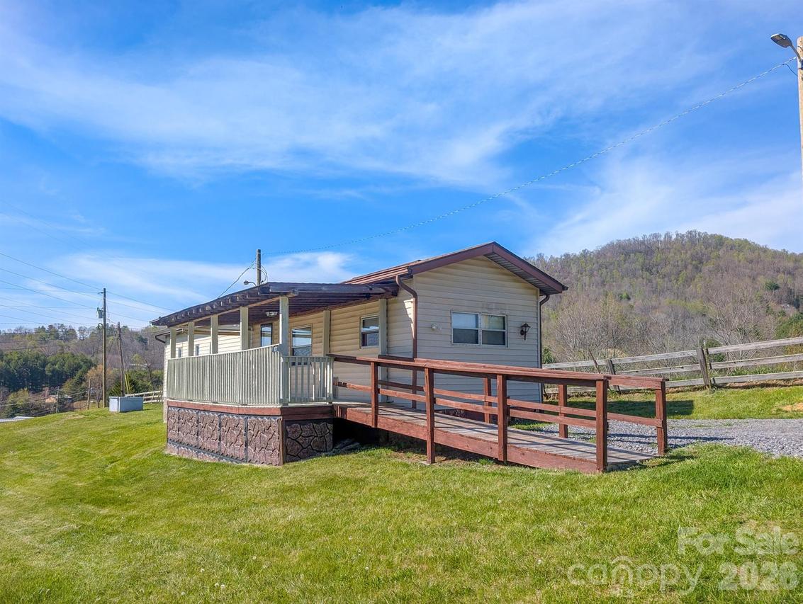 107 Mockingbird Ln., Burnsville, NC 28714