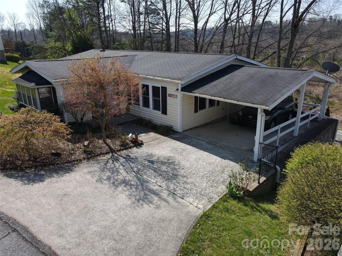 200 Cranbrook Cir., Hendersonville, NC 28792
