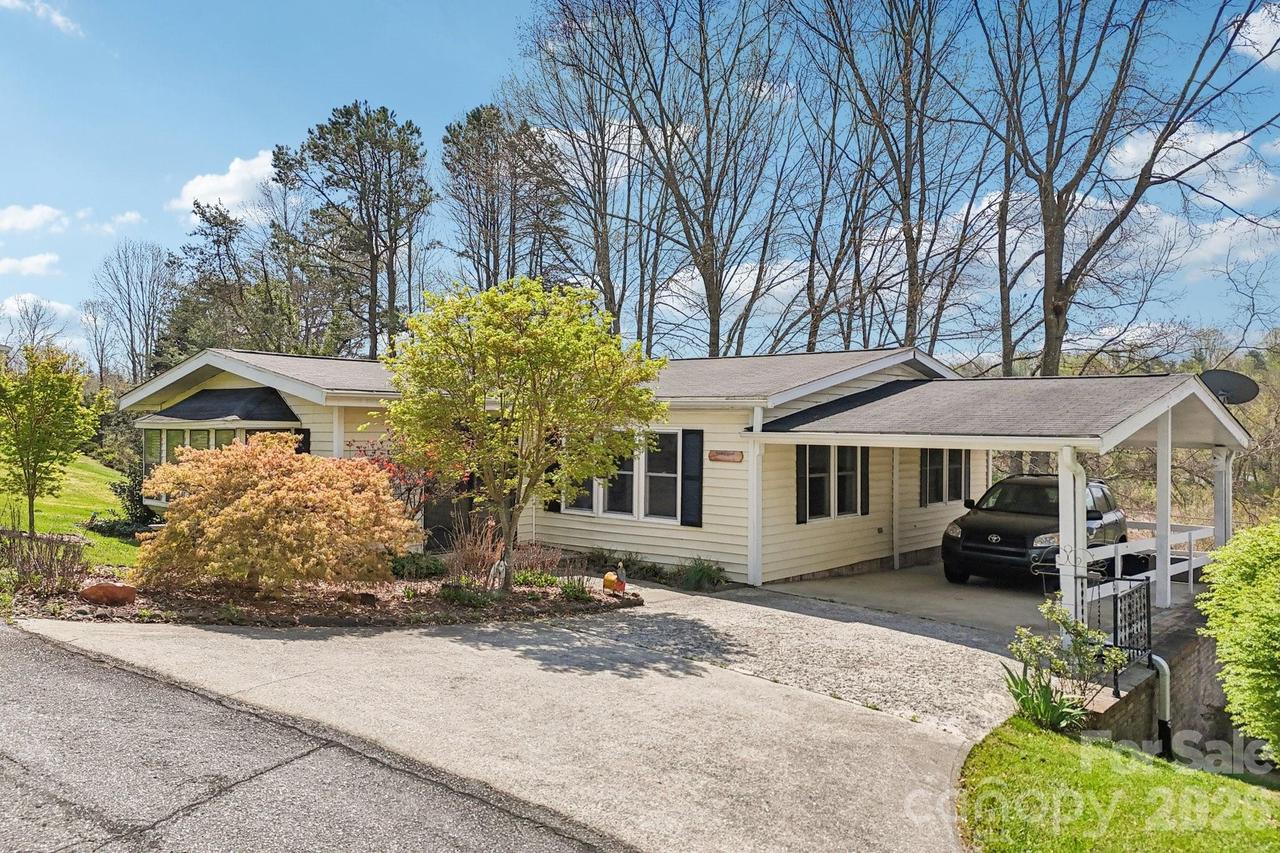 200 Cranbrook Cir., Hendersonville, NC 28792
