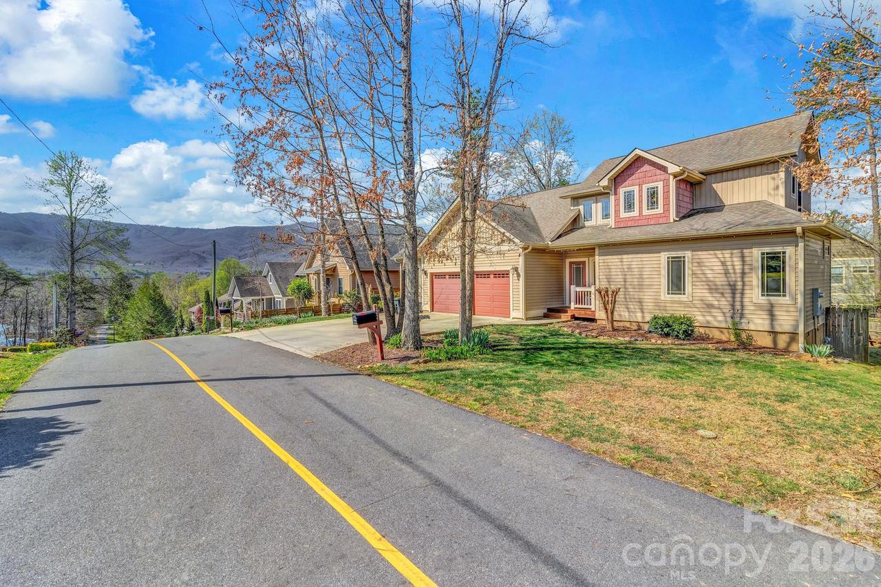 122 Craggy St., Black Mountain, NC 28711