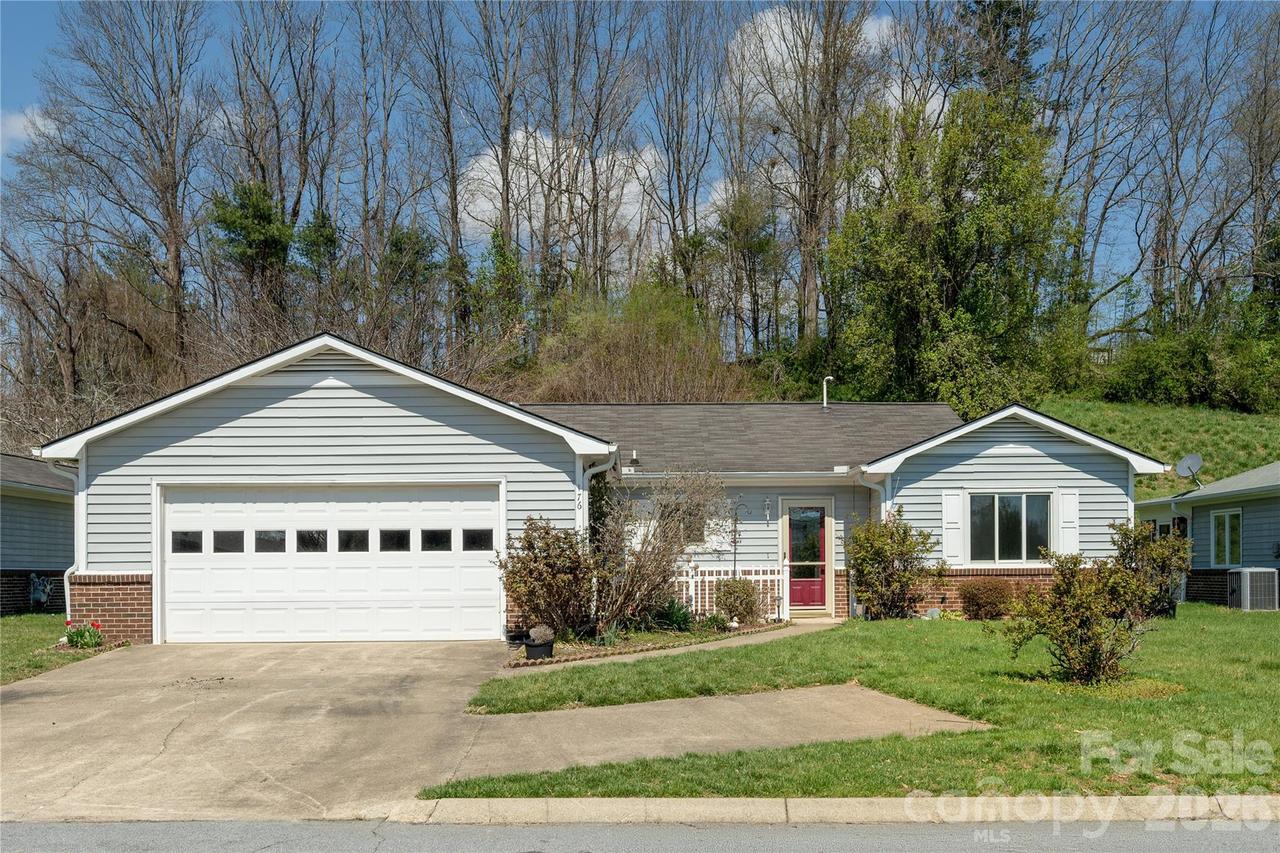 176 Derbyshire Dr., Hendersonville, NC 28792