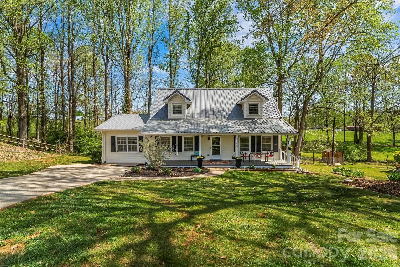 1548 Castell Ln., Hickory, NC 28601