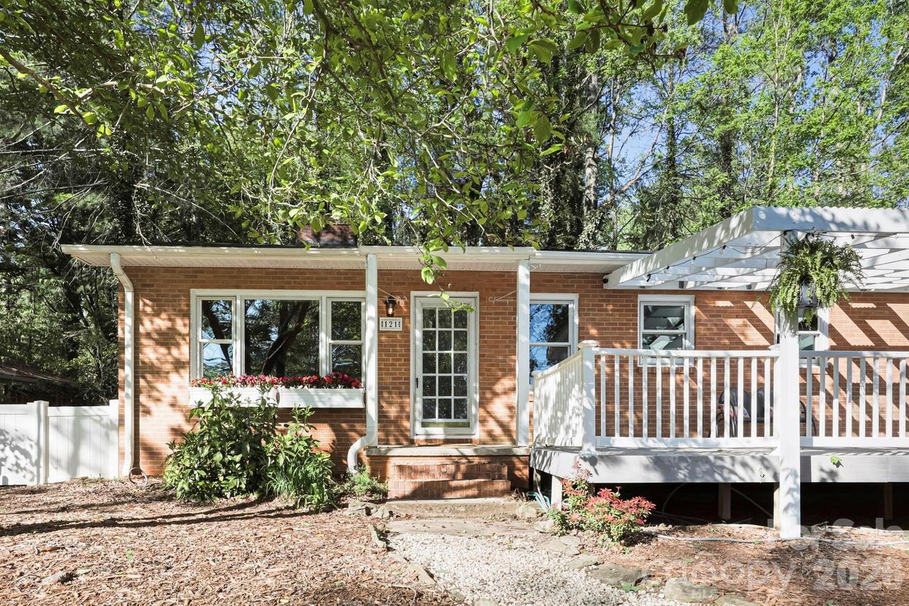 121 Wells St., Hendersonville, NC 28739