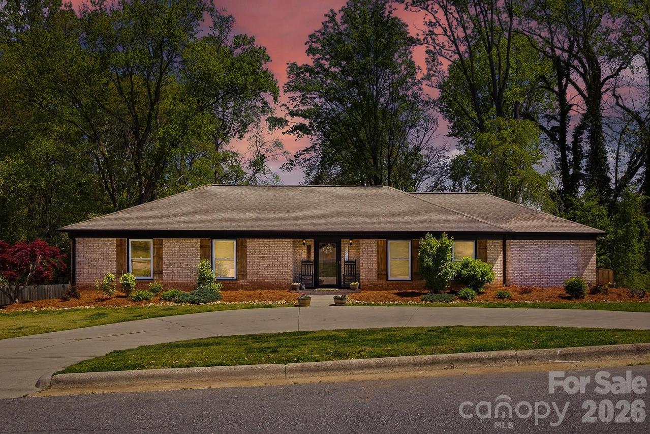 906 Hemlock Dr., Lenoir, NC 28645