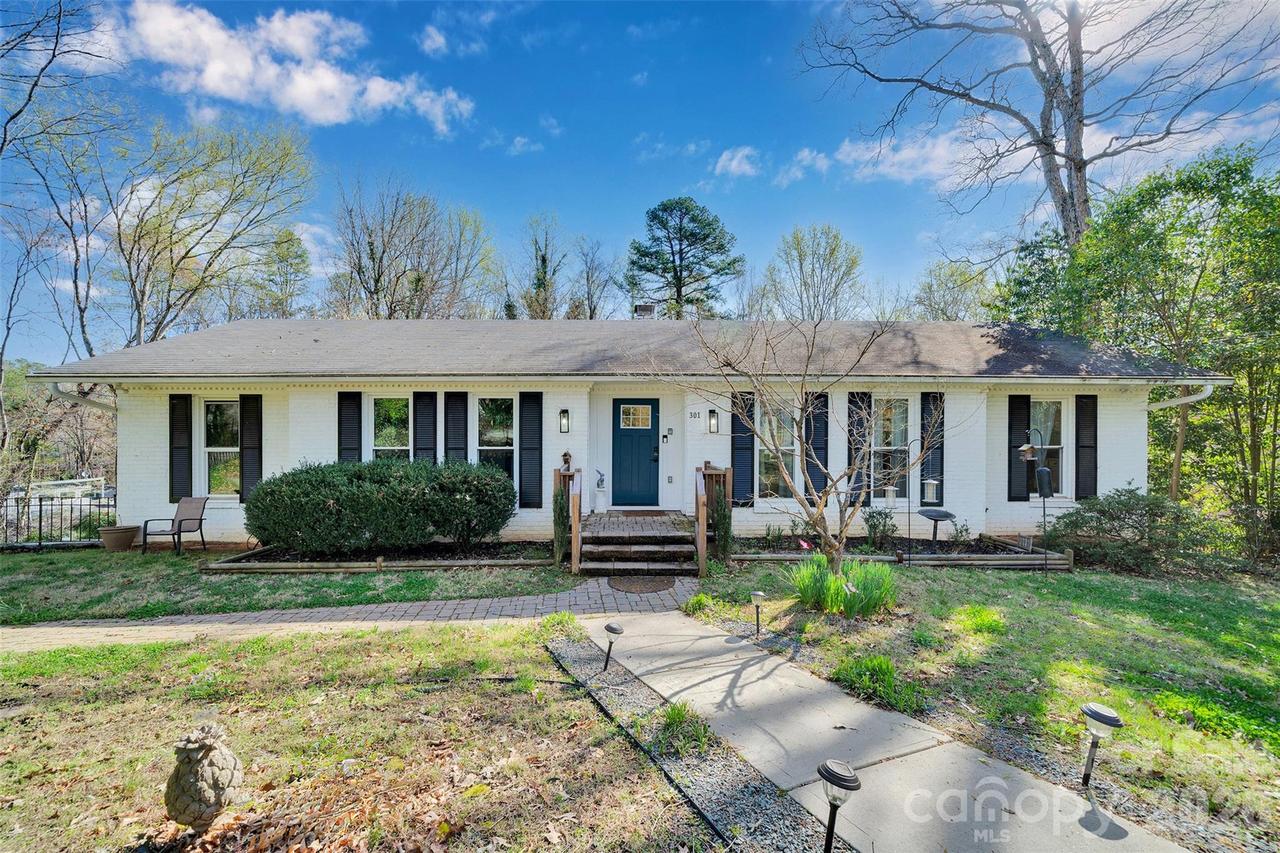 301 Hillandale Dr., Charlotte, NC 28270