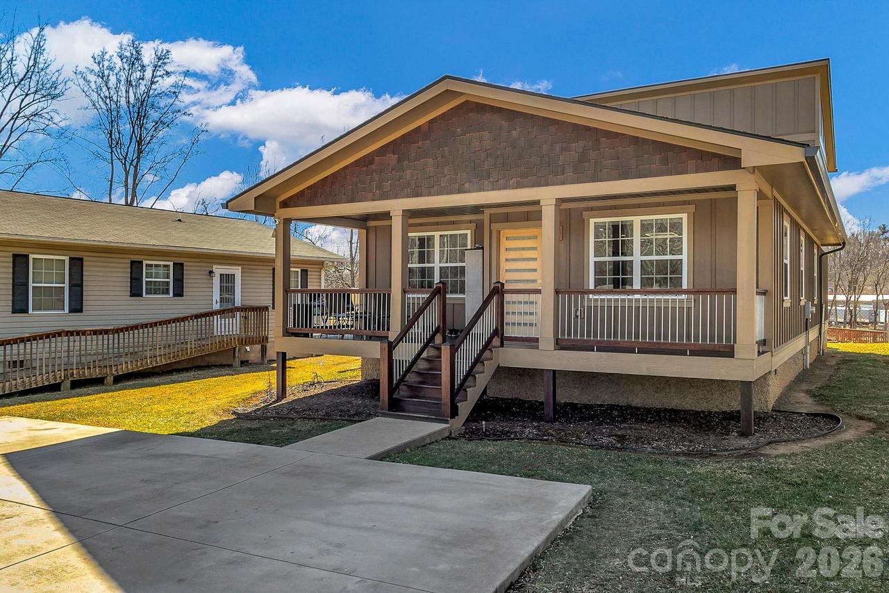 215 E Oakview Rd., Asheville, NC 28806