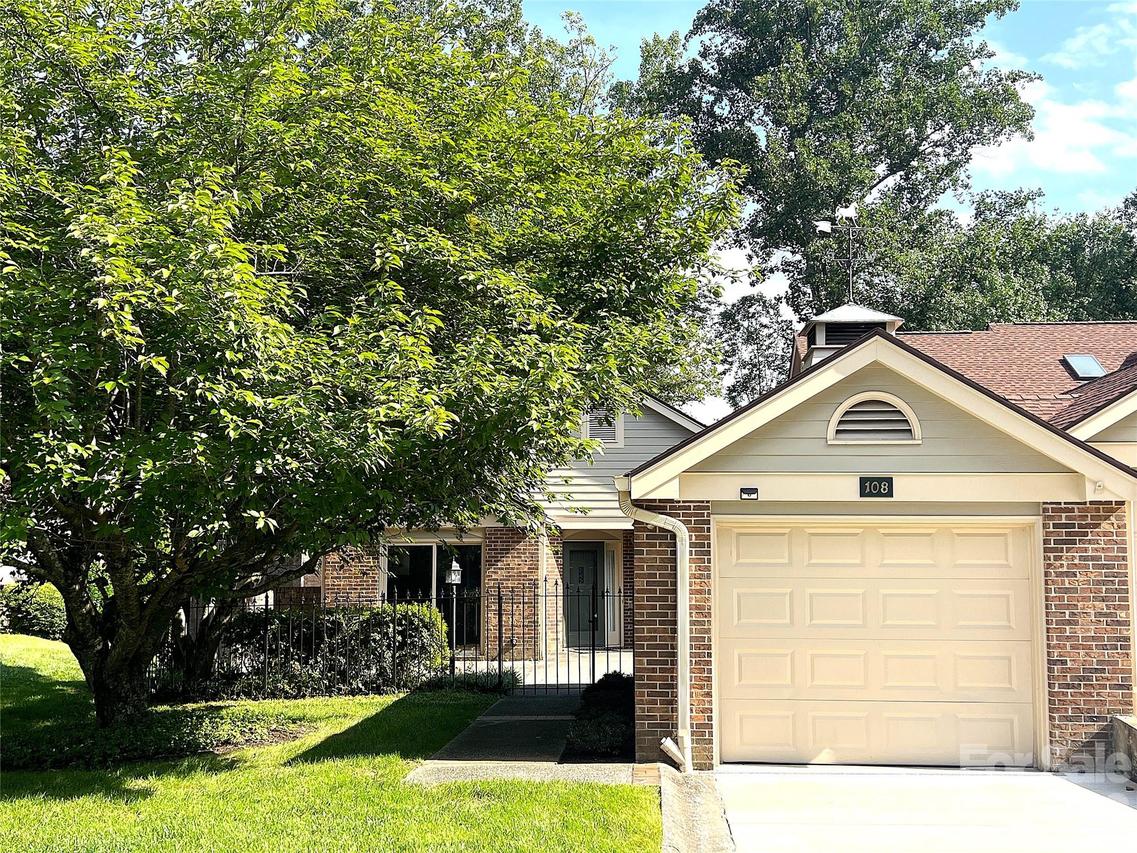 108 Glenbrook Dr., Hendersonville, NC 28739