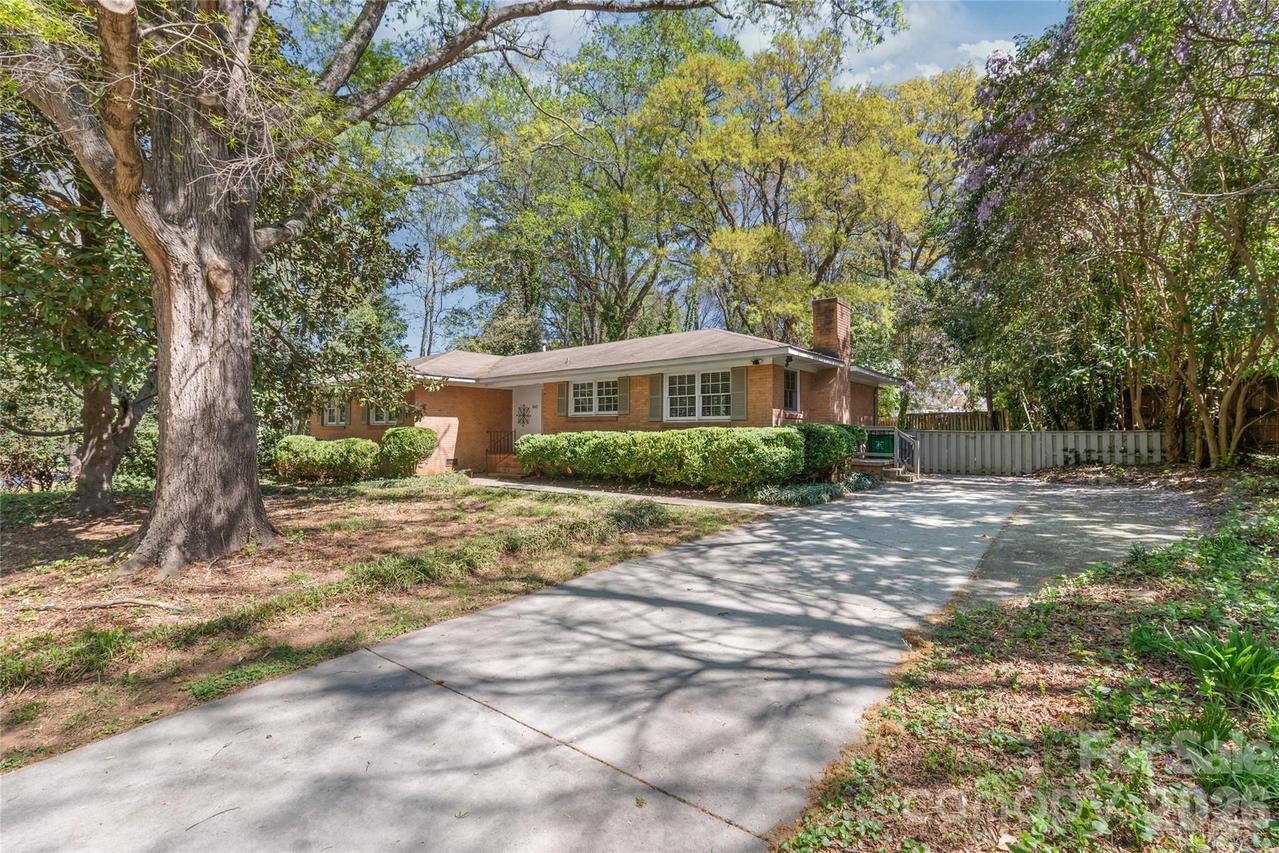 1612 Redcoat Dr., Charlotte, NC 28211