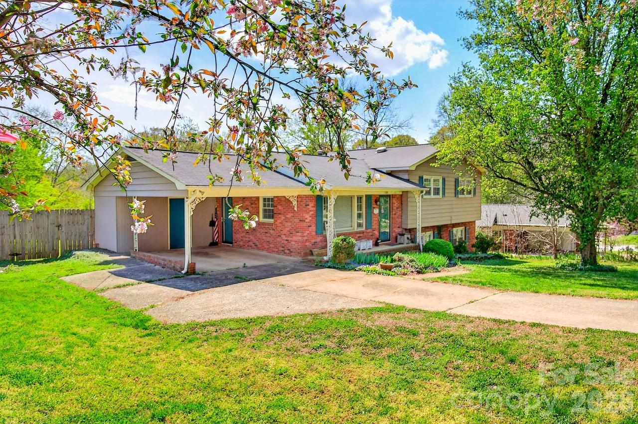 1091 16th Ave., Hickory, NC 28601