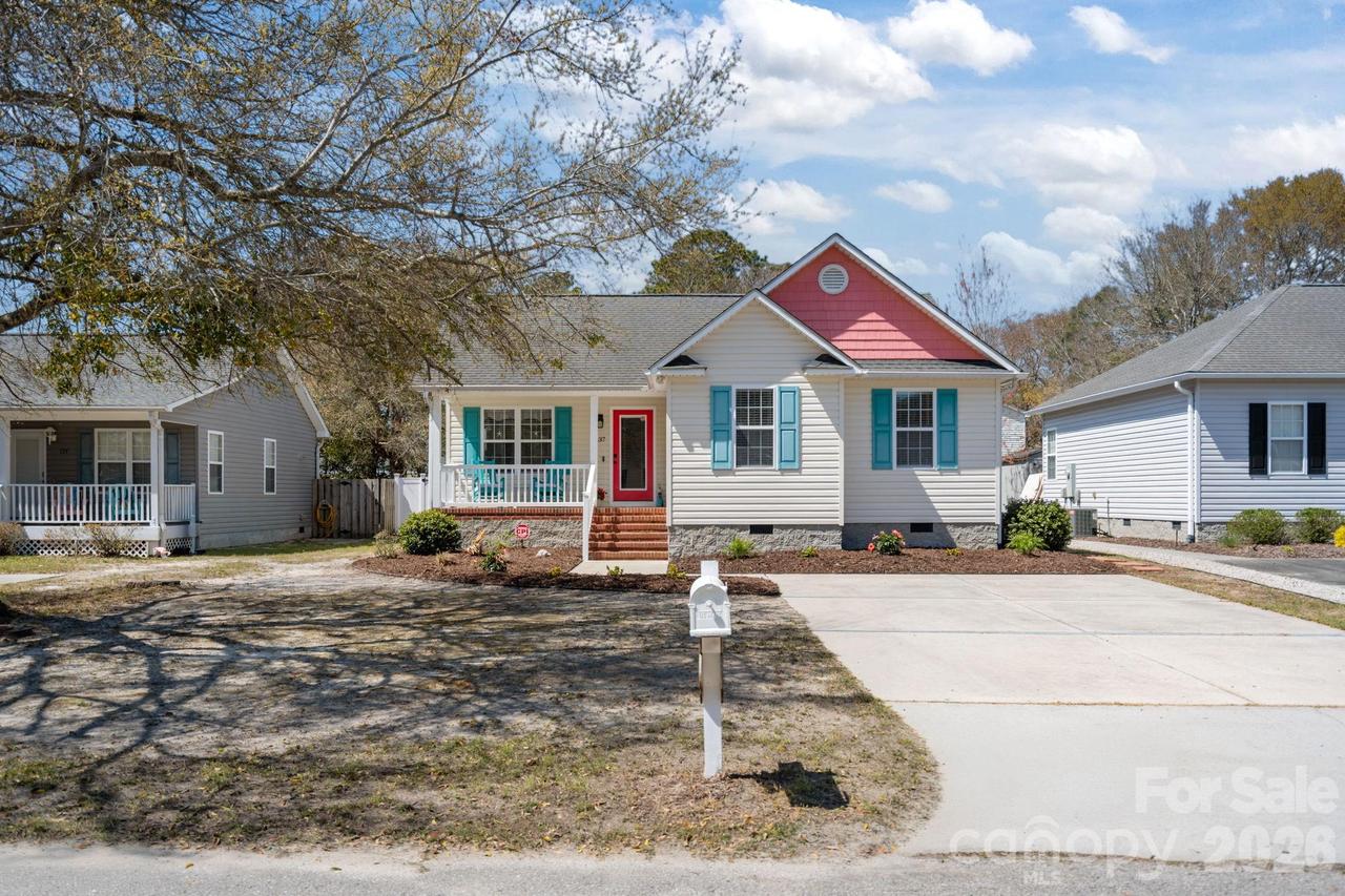 137 NE 4th St., Oak Island, NC 28465