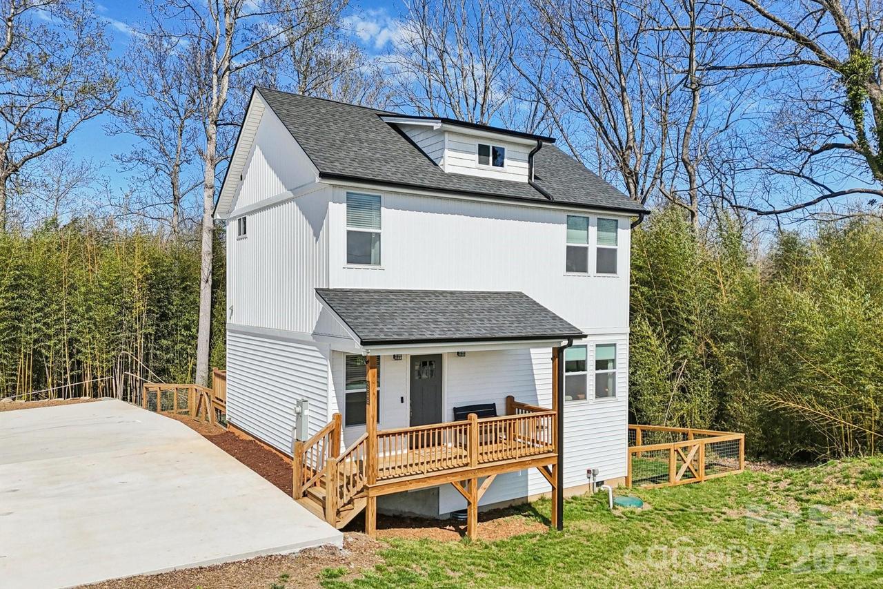 688 Dairy St., Hendersonville, NC 28739