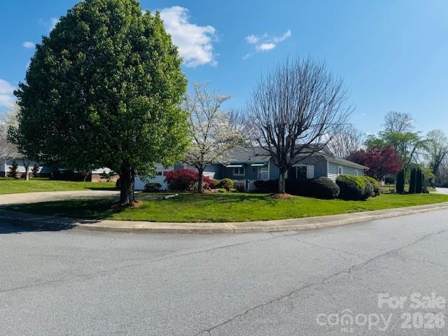 200 Dartcrest Dr., Hendersonville, NC 28792