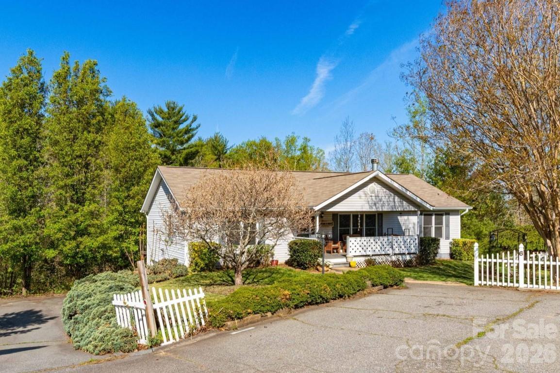 6 Arrowhead Ln., Weaverville, NC 28787