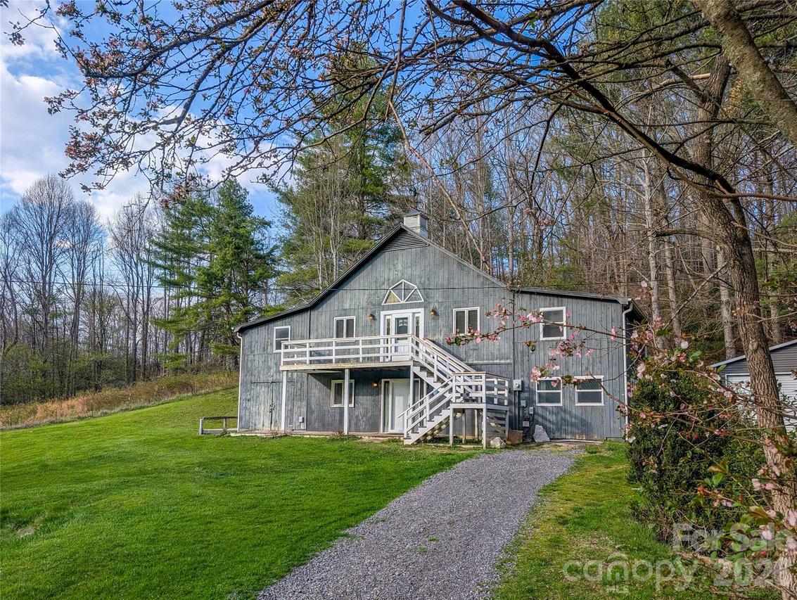 65 Happy Hollow Rd., Green Mountain, NC 28740