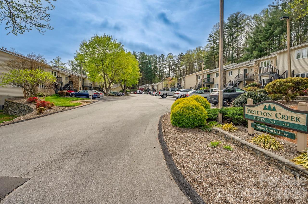 451 Britton Creek Dr., Hendersonville, NC 28791