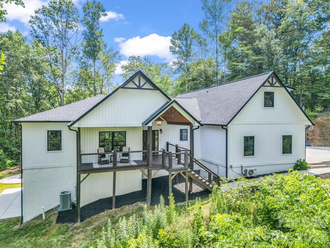 5717 Turnpike Rd., Horse Shoe, NC 28742