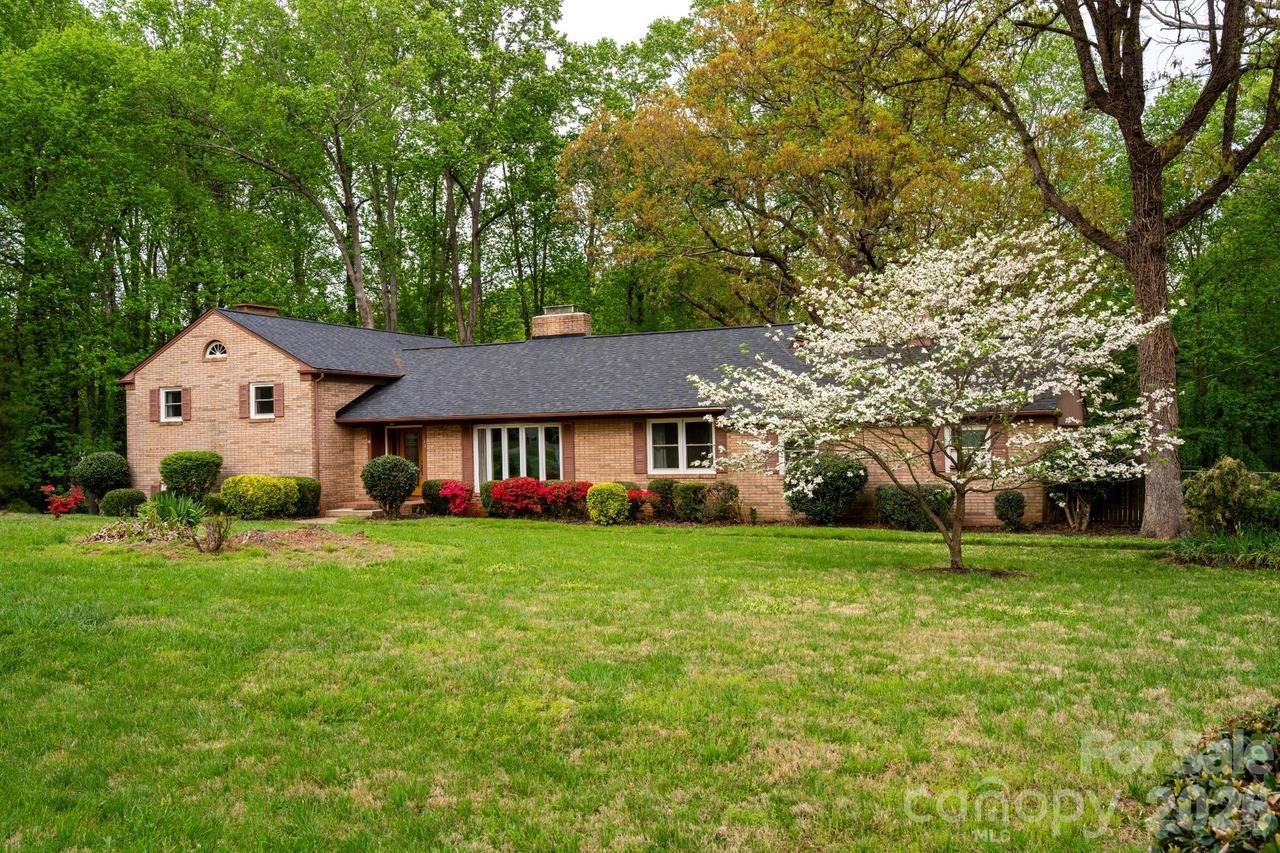 234 Edgewood Dr., Statesville, NC 28625