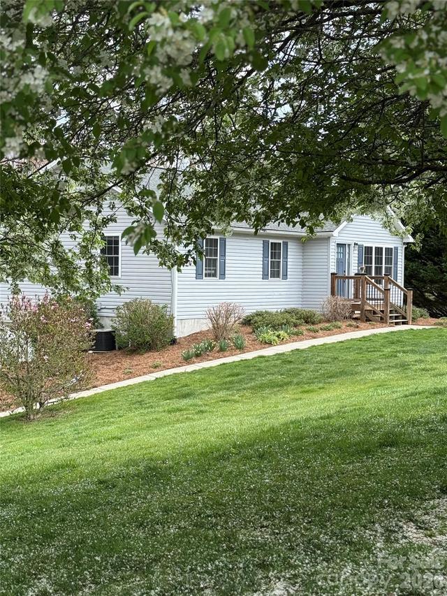 140 Forest Bend Dr., Horse Shoe, NC 28742