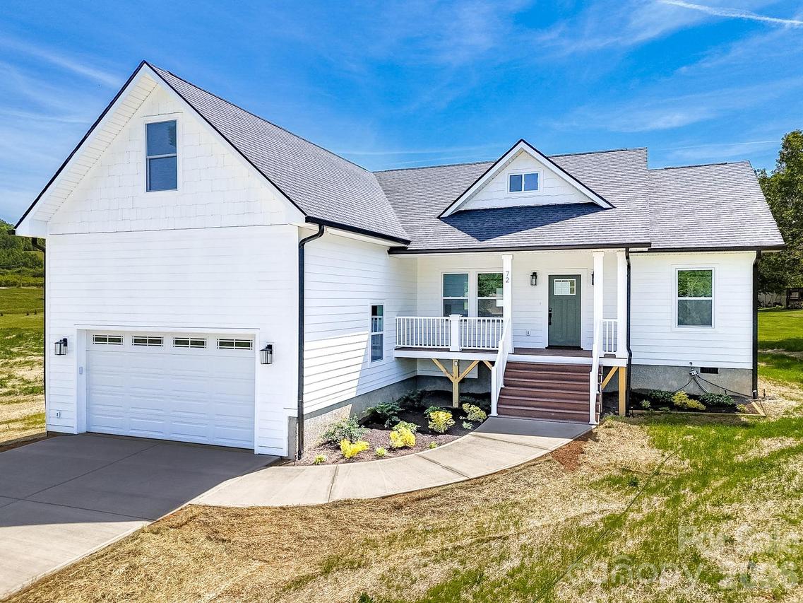 72 Canary Ln., Hendersonville, NC 28792