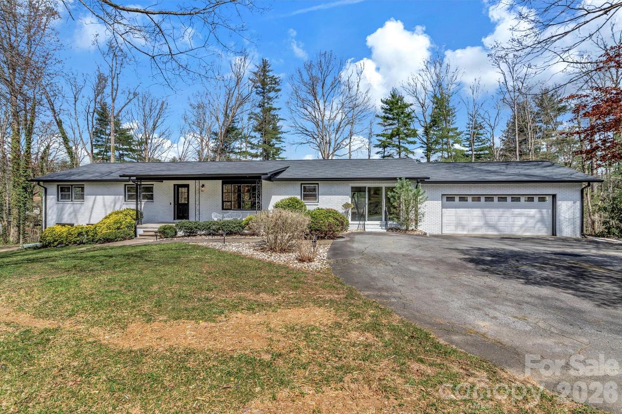 3236 Debbie Dr., Hendersonville, NC 28791