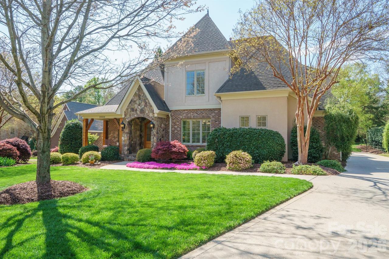 20609 Queensdale Dr., Cornelius, NC 28031