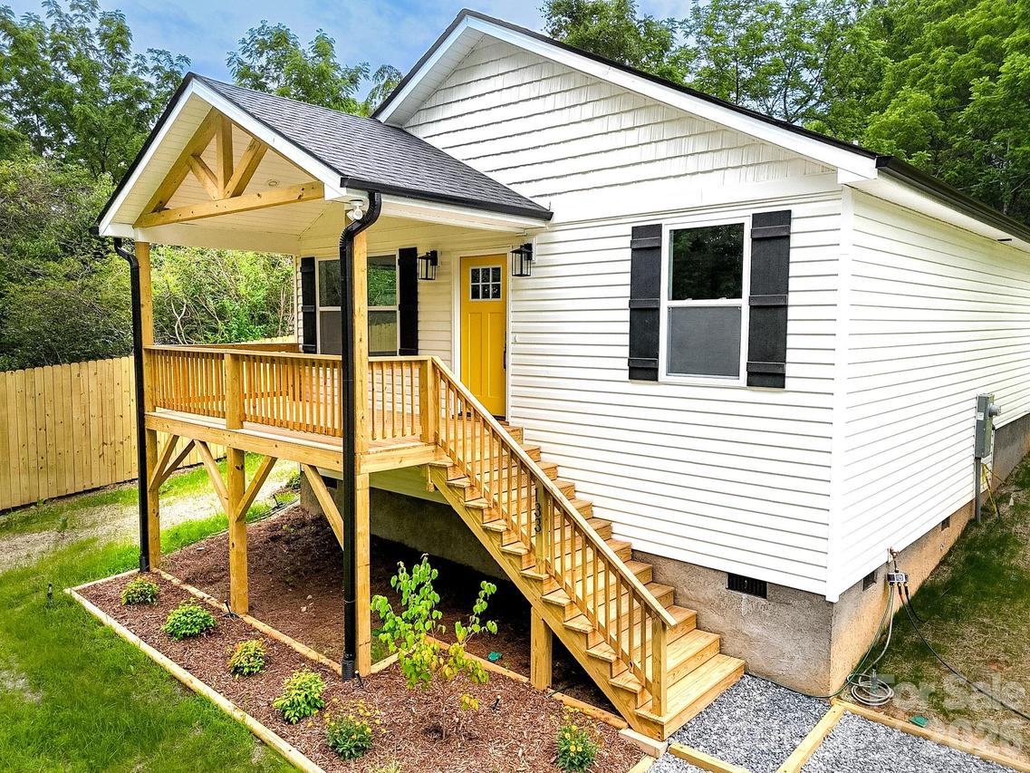 133 Moore St., Hendersonville, NC 28739