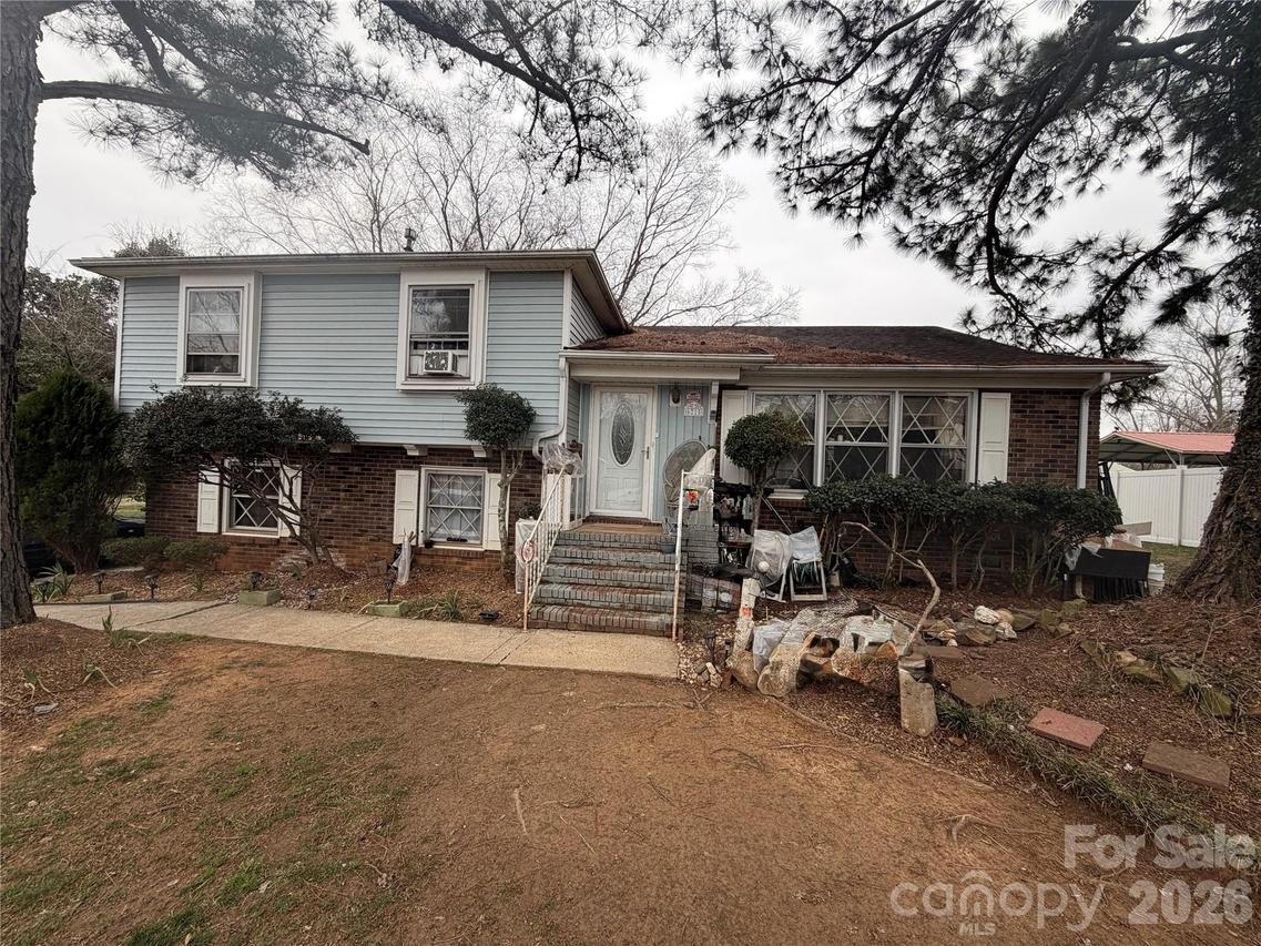 6215 Farm Pond Ln., Charlotte, NC 28212