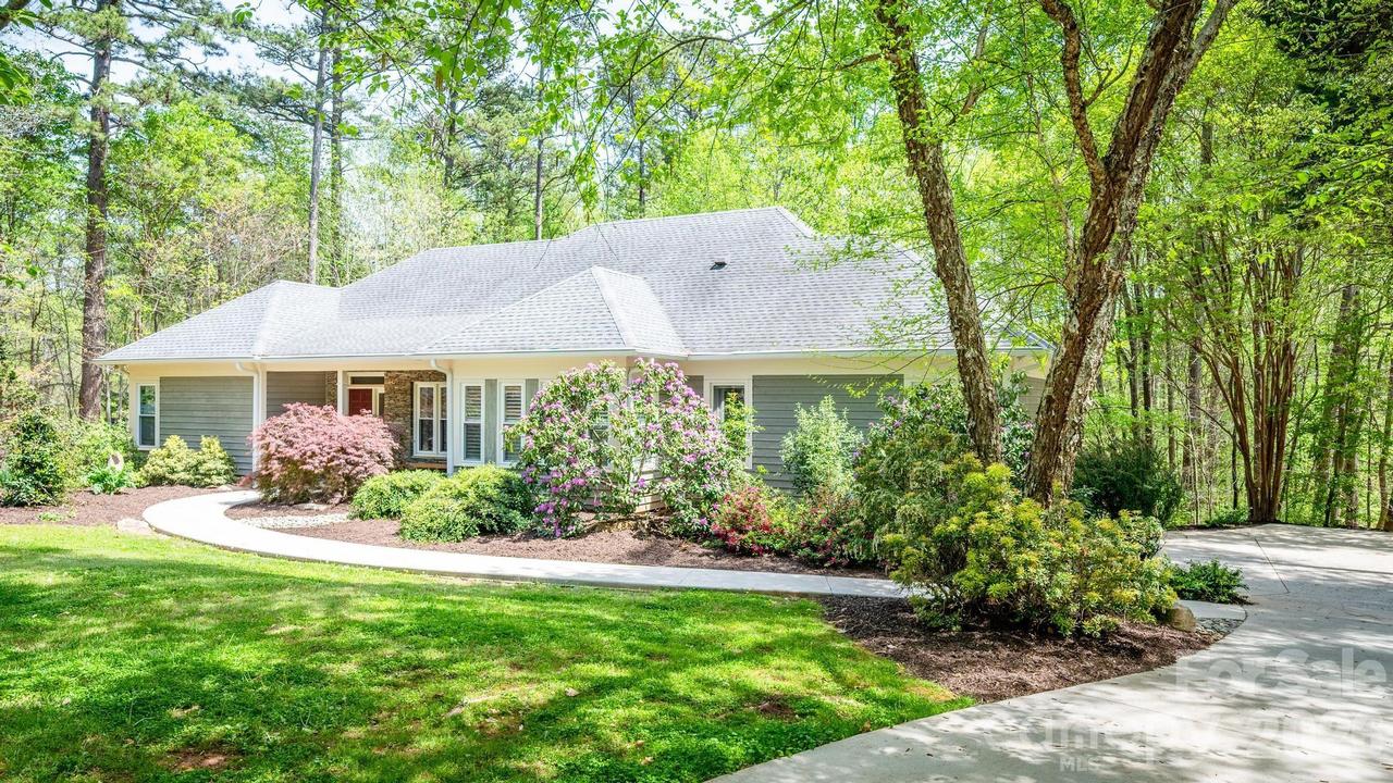 15610 Deerhaven Ct., Davidson, NC 28036