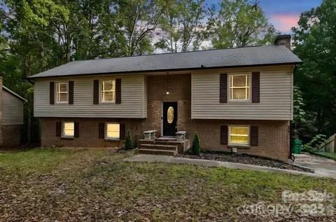 7414 Castlebar Rd., Charlotte, NC 28270