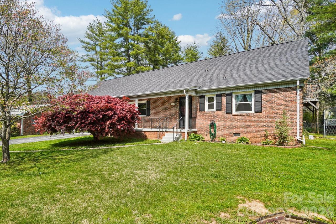 710 Heatherwood Dr., Hendersonville, NC 28792