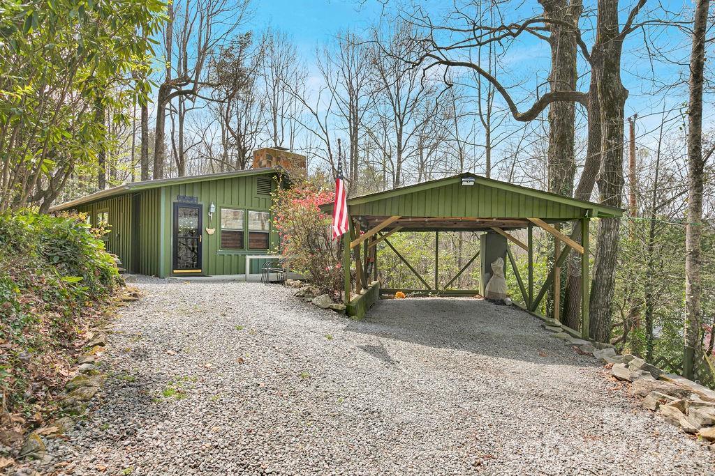 218 Hickory Ln., Lake Toxaway, NC 28747