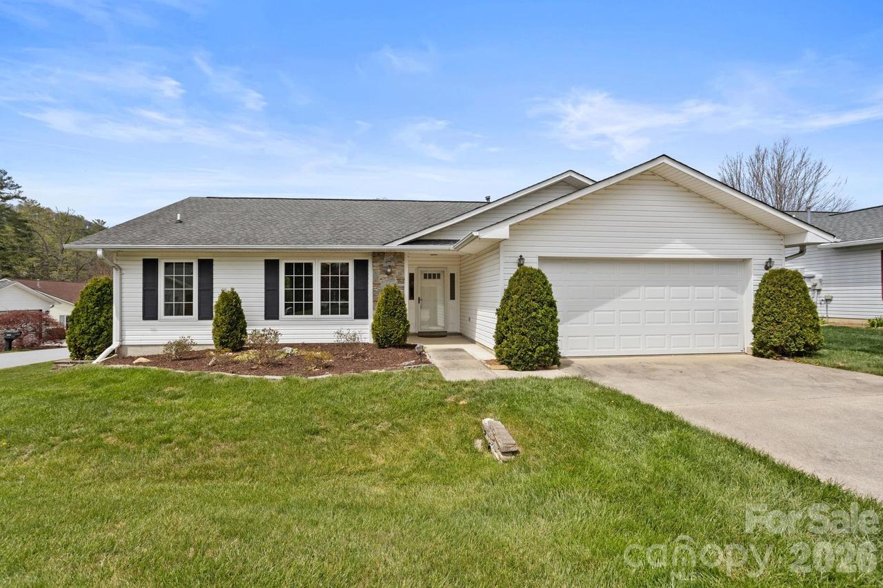 551 Woodfield Ln., Hendersonville, NC 28791