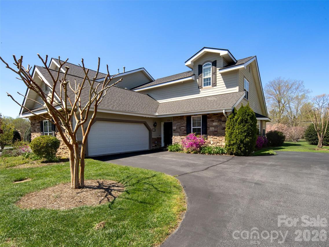124 Towne Place Dr., Hendersonville, NC 28792