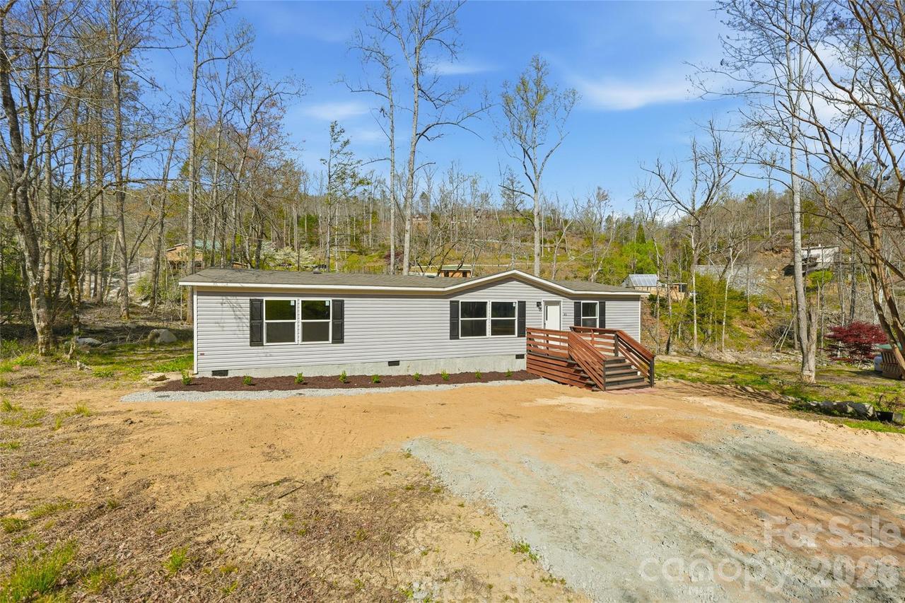 45 Alan Retreat Rd., Hendersonville, NC 28792